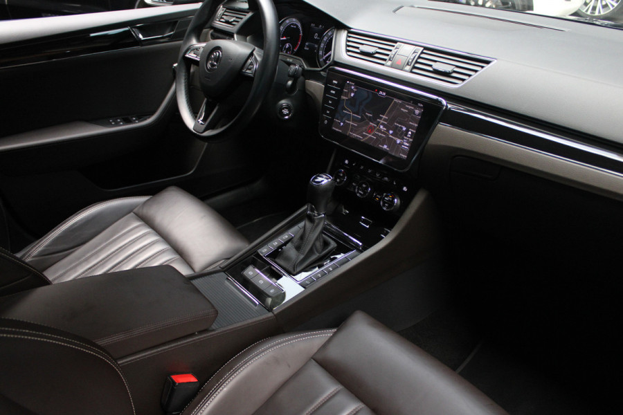 Škoda Superb Combi 1.4 TSI iV Laurin & Klement Navi Leer ACC Elektr. achterklep Stoelen elektr. met memory Elektr. trekhaak PDC 19" LM velgen BTW auto