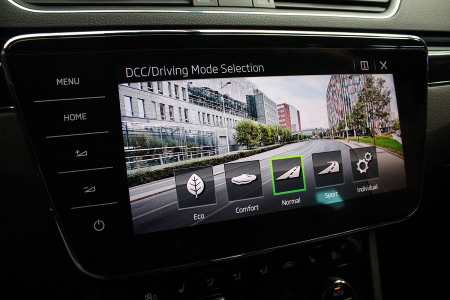 Škoda Superb Combi 1.4 TSI iV Laurin & Klement Navi Leer ACC Elektr. achterklep Stoelen elektr. met memory Elektr. trekhaak PDC 19" LM velgen BTW auto