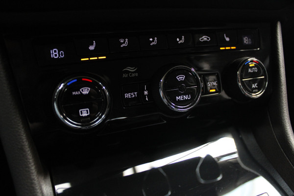 Škoda Superb Combi 1.4 TSI iV Laurin & Klement Navi Leer ACC Elektr. achterklep Stoelen elektr. met memory Elektr. trekhaak PDC 19" LM velgen BTW auto