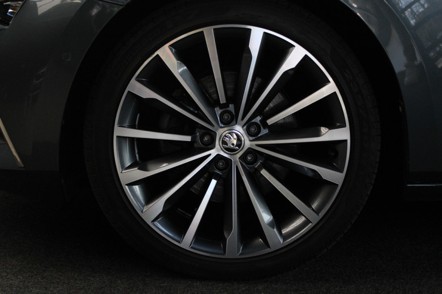 Škoda Superb Combi 1.4 TSI iV Laurin & Klement Navi Leer ACC Elektr. achterklep Stoelen elektr. met memory Elektr. trekhaak PDC 19" LM velgen BTW auto