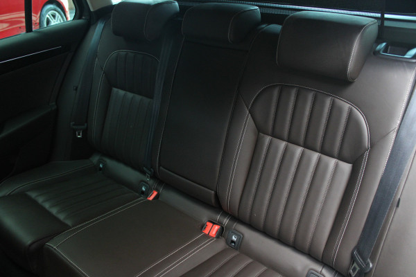 Škoda Superb Combi 1.4 TSI iV Laurin & Klement Navi Leer ACC Elektr. achterklep Stoelen elektr. met memory Elektr. trekhaak PDC 19" LM velgen BTW auto