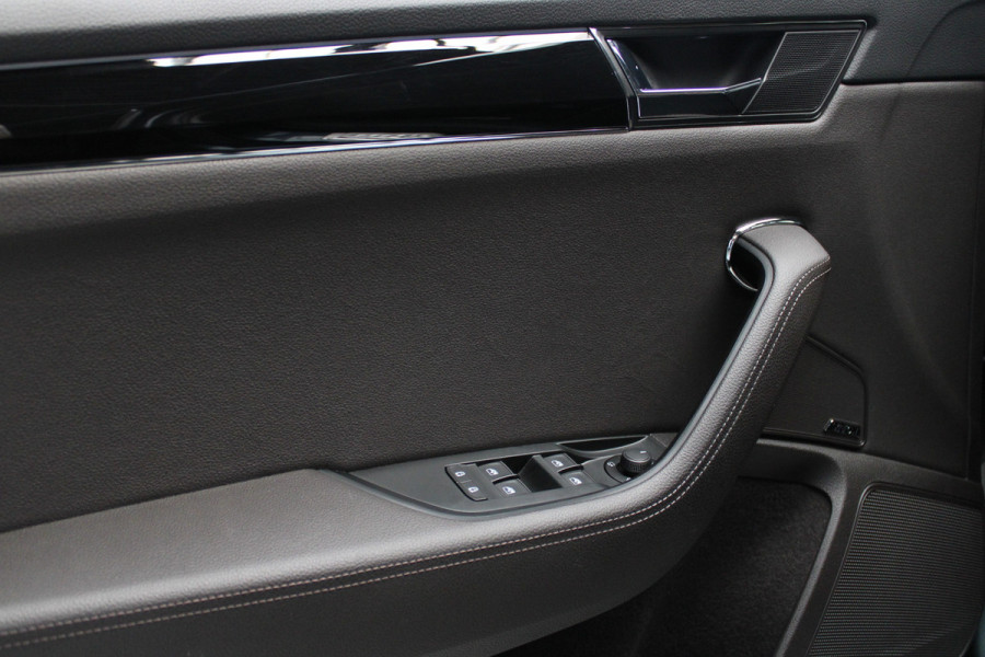 Škoda Superb Combi 1.4 TSI iV Laurin & Klement Navi Leer ACC Elektr. achterklep Stoelen elektr. met memory Elektr. trekhaak PDC 19" LM velgen BTW auto
