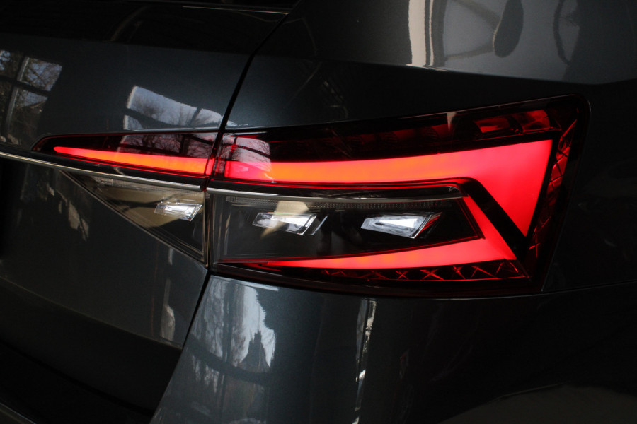 Škoda Superb Combi 1.4 TSI iV Laurin & Klement Navi Leer ACC Elektr. achterklep Stoelen elektr. met memory Elektr. trekhaak PDC 19" LM velgen BTW auto