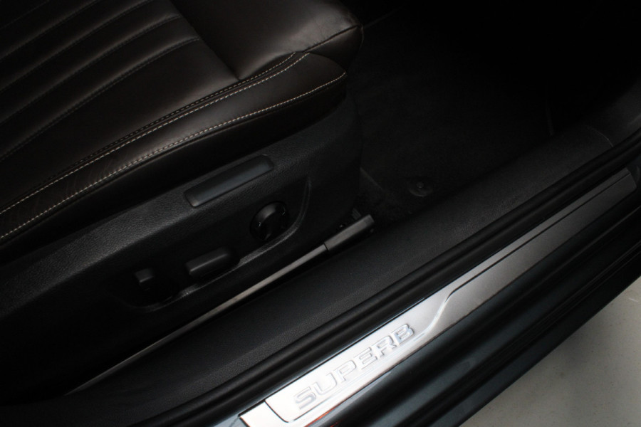 Škoda Superb Combi 1.4 TSI iV Laurin & Klement Navi Leer ACC Elektr. achterklep Stoelen elektr. met memory Elektr. trekhaak PDC 19" LM velgen BTW auto