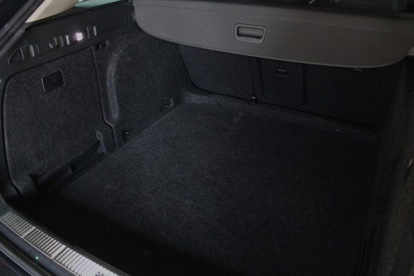 Škoda Superb Combi 1.4 TSI iV Laurin & Klement Navi Leer ACC Elektr. achterklep Stoelen elektr. met memory Elektr. trekhaak PDC 19" LM velgen BTW auto