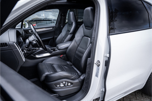 Porsche Cayenne 4.0 Turbo ** PCCB** Burmester ** Approved ** Panodak ** Trekhaak ** 18-weg Sportstoelen 4WS ** Adapt. Cruise ** Softclose ** NP 237K ** NL auto!!