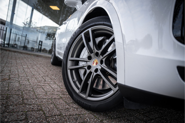 Porsche Cayenne 4.0 Turbo ** PCCB** Burmester ** Approved ** Panodak ** Trekhaak ** 18-weg Sportstoelen 4WS ** Adapt. Cruise ** Softclose ** NP 237K ** NL auto!!