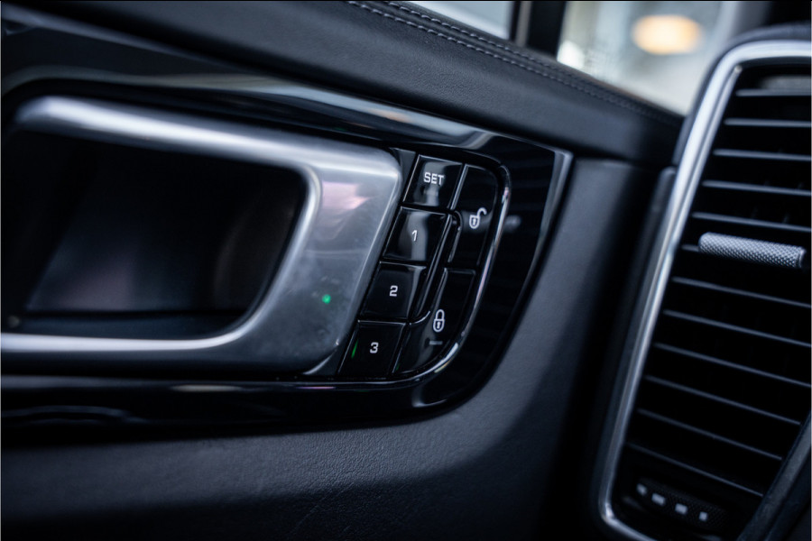 Porsche Cayenne 4.0 Turbo ** PCCB** Burmester ** Approved ** Panodak ** Trekhaak ** 18-weg Sportstoelen 4WS ** Adapt. Cruise ** Softclose ** NP 237K ** NL auto!!