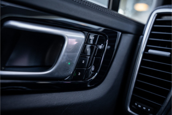 Porsche Cayenne 4.0 Turbo ** PCCB** Burmester ** Approved ** Panodak ** Trekhaak ** 18-weg Sportstoelen 4WS ** Adapt. Cruise ** Softclose ** NP 237K ** NL auto!!