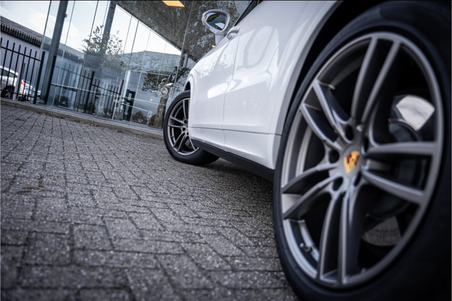 Porsche Cayenne 4.0 Turbo ** PCCB** Burmester ** Approved ** Panodak ** Trekhaak ** 18-weg Sportstoelen 4WS ** Adapt. Cruise ** Softclose ** NP 237K ** NL auto!!