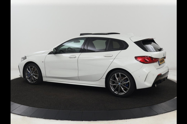 BMW 1-serie 118i High Executive | M Sport | Panoramadak | Head-Up | Leder | Harman/Kardon | Camera | Carplay | Stoelverwarming | Live Cockpit | Sfeerverlichting | Keyless | Navigatie | Sportstoelen | Full LED