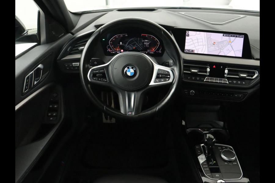 BMW 1-serie 118i High Executive | M Sport | Panoramadak | Head-Up | Leder | Harman/Kardon | Camera | Carplay | Stoelverwarming | Live Cockpit | Sfeerverlichting | Keyless | Navigatie | Sportstoelen | Full LED