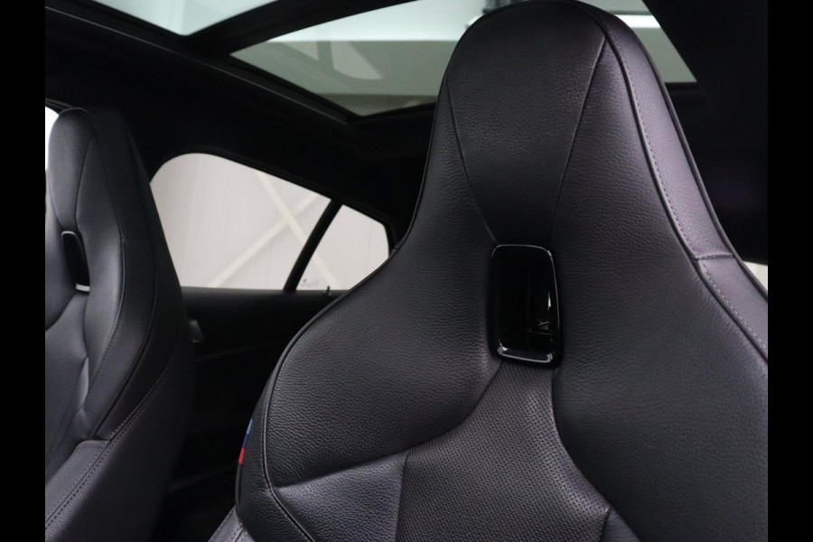 BMW 1-serie 118i High Executive | M Sport | Panoramadak | Head-Up | Leder | Harman/Kardon | Camera | Carplay | Stoelverwarming | Live Cockpit | Sfeerverlichting | Keyless | Navigatie | Sportstoelen | Full LED