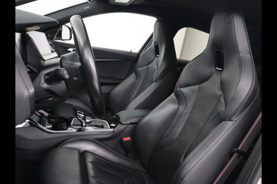 BMW 1-serie 118i High Executive | M Sport | Panoramadak | Head-Up | Leder | Harman/Kardon | Camera | Carplay | Stoelverwarming | Live Cockpit | Sfeerverlichting | Keyless | Navigatie | Sportstoelen | Full LED