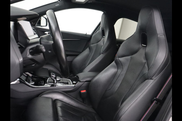 BMW 1-serie 118i High Executive | M Sport | Panoramadak | Head-Up | Leder | Harman/Kardon | Camera | Carplay | Stoelverwarming | Live Cockpit | Sfeerverlichting | Keyless | Navigatie | Sportstoelen | Full LED