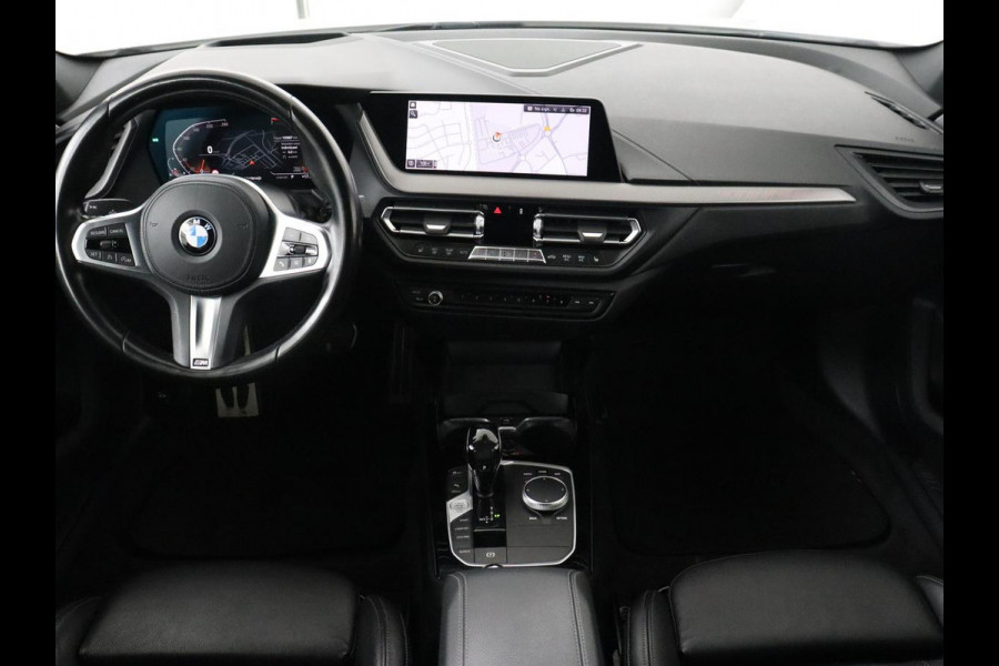 BMW 1-serie 118i High Executive | M Sport | Panoramadak | Head-Up | Leder | Harman/Kardon | Camera | Carplay | Stoelverwarming | Live Cockpit | Sfeerverlichting | Keyless | Navigatie | Sportstoelen | Full LED