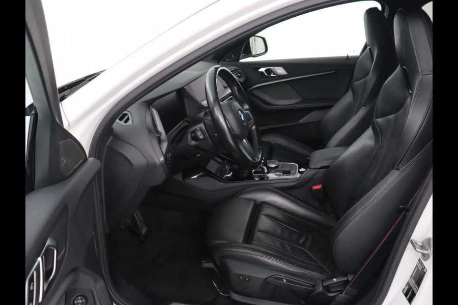 BMW 1-serie 118i High Executive | M Sport | Panoramadak | Head-Up | Leder | Harman/Kardon | Camera | Carplay | Stoelverwarming | Live Cockpit | Sfeerverlichting | Keyless | Navigatie | Sportstoelen | Full LED