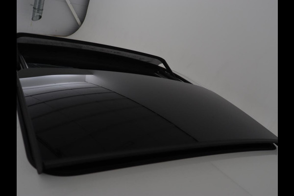 BMW 1-serie 118i High Executive | M Sport | Panoramadak | Head-Up | Leder | Harman/Kardon | Camera | Carplay | Stoelverwarming | Live Cockpit | Sfeerverlichting | Keyless | Navigatie | Sportstoelen | Full LED