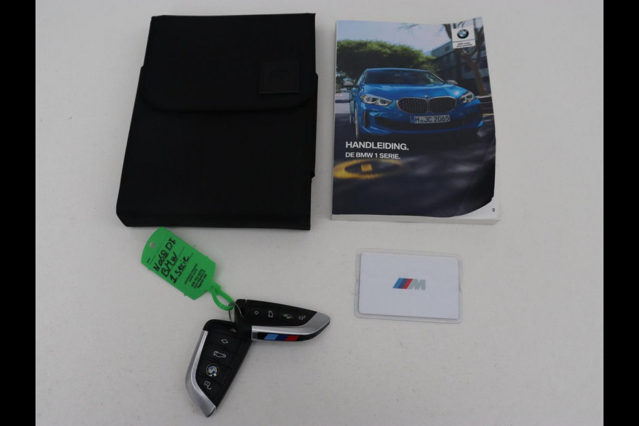 BMW 1-serie 118i High Executive | M Sport | Panoramadak | Head-Up | Leder | Harman/Kardon | Camera | Carplay | Stoelverwarming | Live Cockpit | Sfeerverlichting | Keyless | Navigatie | Sportstoelen | Full LED