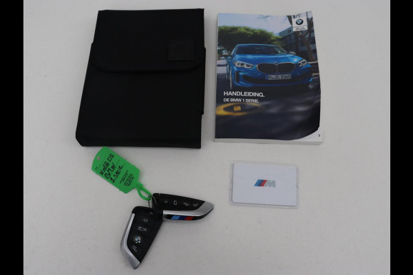 BMW 1-serie 118i High Executive | M Sport | Panoramadak | Head-Up | Leder | Harman/Kardon | Camera | Carplay | Stoelverwarming | Live Cockpit | Sfeerverlichting | Keyless | Navigatie | Sportstoelen | Full LED