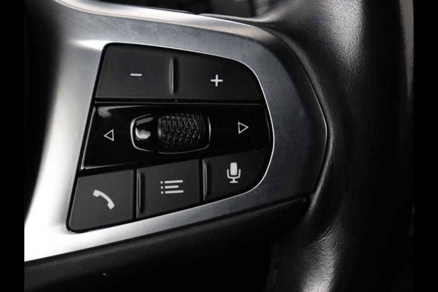 BMW 1-serie 118i High Executive | M Sport | Panoramadak | Head-Up | Leder | Harman/Kardon | Camera | Carplay | Stoelverwarming | Live Cockpit | Sfeerverlichting | Keyless | Navigatie | Sportstoelen | Full LED