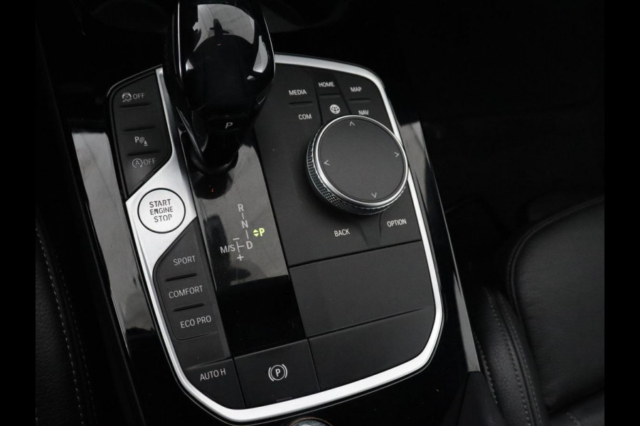 BMW 1-serie 118i High Executive | M Sport | Panoramadak | Head-Up | Leder | Harman/Kardon | Camera | Carplay | Stoelverwarming | Live Cockpit | Sfeerverlichting | Keyless | Navigatie | Sportstoelen | Full LED