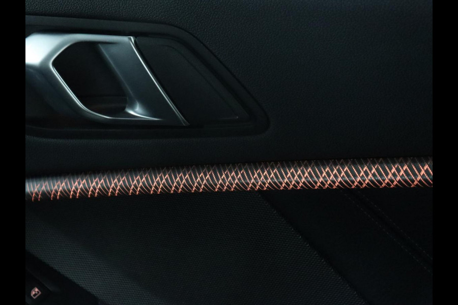 BMW 1-serie 118i High Executive | M Sport | Panoramadak | Head-Up | Leder | Harman/Kardon | Camera | Carplay | Stoelverwarming | Live Cockpit | Sfeerverlichting | Keyless | Navigatie | Sportstoelen | Full LED