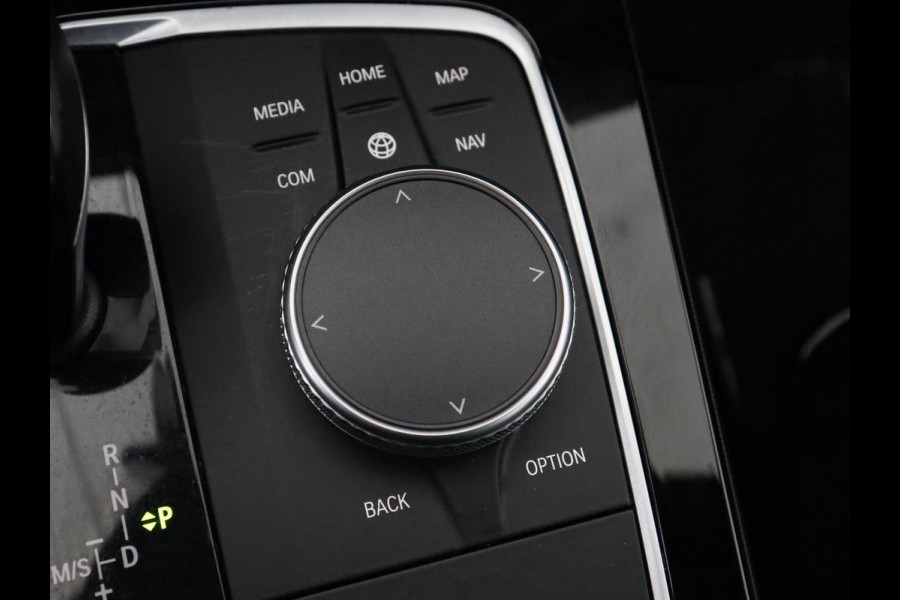 BMW 1-serie 118i High Executive | M Sport | Panoramadak | Head-Up | Leder | Harman/Kardon | Camera | Carplay | Stoelverwarming | Live Cockpit | Sfeerverlichting | Keyless | Navigatie | Sportstoelen | Full LED