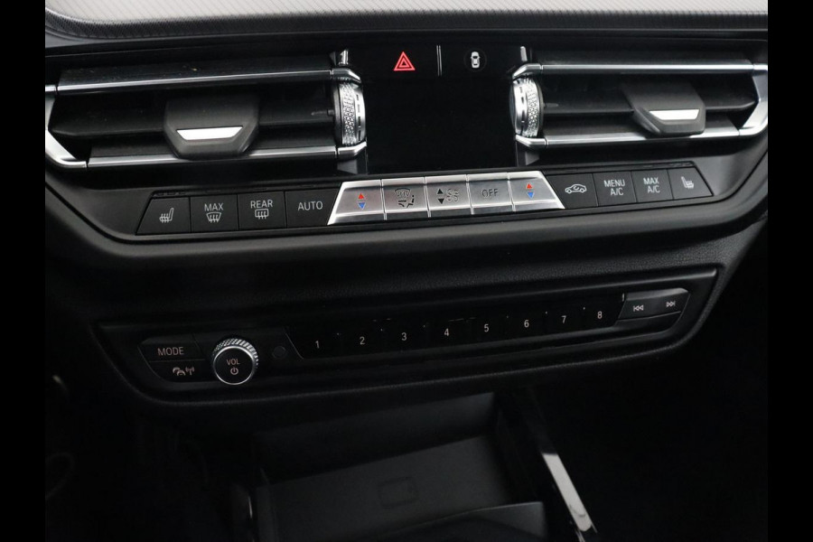 BMW 1-serie 118i High Executive | M Sport | Panoramadak | Head-Up | Leder | Harman/Kardon | Camera | Carplay | Stoelverwarming | Live Cockpit | Sfeerverlichting | Keyless | Navigatie | Sportstoelen | Full LED