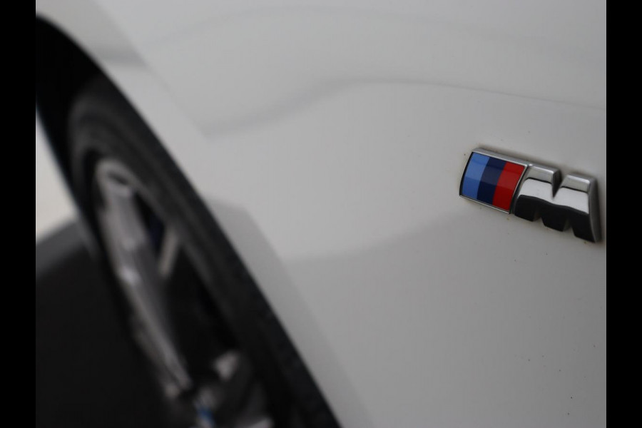 BMW 1-serie 118i High Executive | M Sport | Panoramadak | Head-Up | Leder | Harman/Kardon | Camera | Carplay | Stoelverwarming | Live Cockpit | Sfeerverlichting | Keyless | Navigatie | Sportstoelen | Full LED