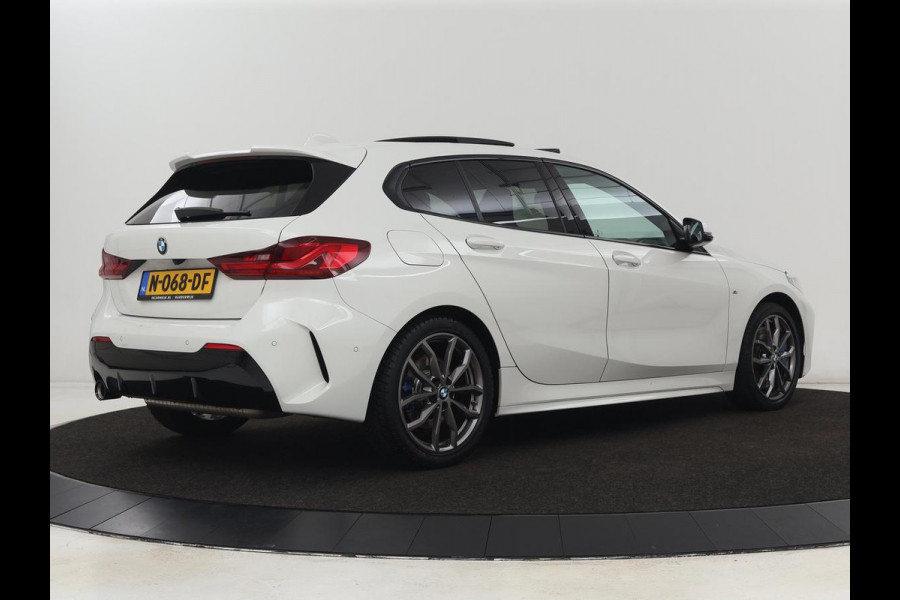 BMW 1-serie 118i High Executive | M Sport | Panoramadak | Head-Up | Leder | Harman/Kardon | Camera | Carplay | Stoelverwarming | Live Cockpit | Sfeerverlichting | Keyless | Navigatie | Sportstoelen | Full LED