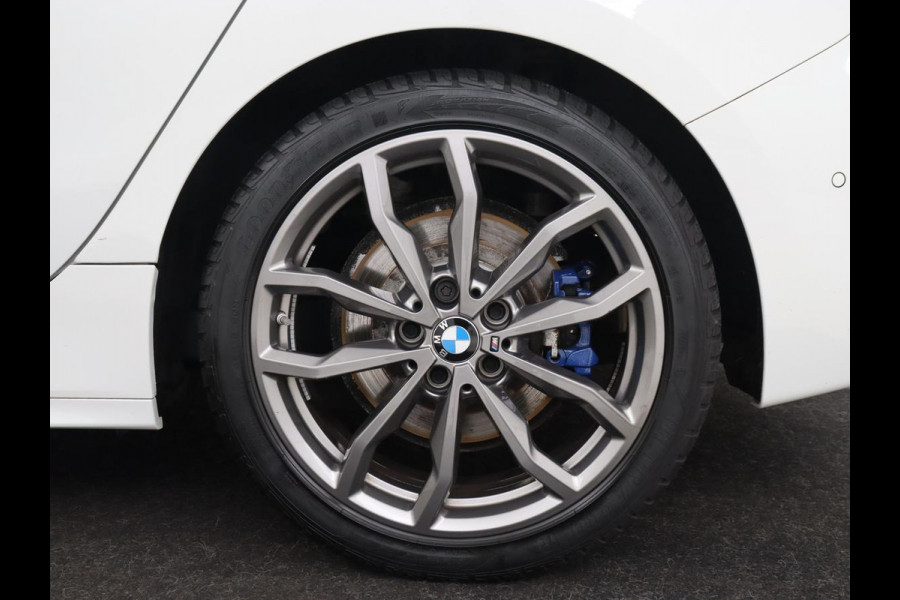 BMW 1-serie 118i High Executive | M Sport | Panoramadak | Head-Up | Leder | Harman/Kardon | Camera | Carplay | Stoelverwarming | Live Cockpit | Sfeerverlichting | Keyless | Navigatie | Sportstoelen | Full LED