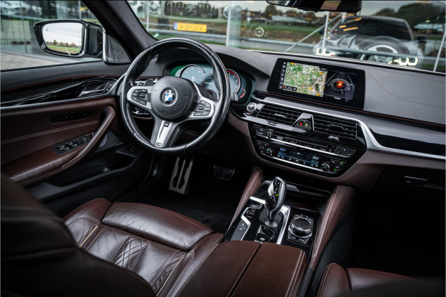 BMW 5 Serie M550i xDrive High Executive ** Entertainment ** Panodak **