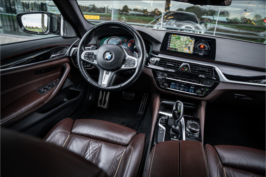 BMW 5 Serie M550i xDrive High Executive ** Entertainment ** Panodak **
