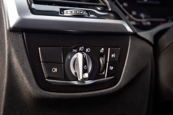 BMW X3 xDrive30e High Executive BRUIN LEER / PANORAMA DAK / AUTOMAAT / PLUG IN / CARPLAY / STOELVERWARMING