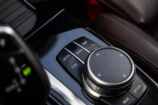 BMW X3 xDrive30e High Executive BRUIN LEER / PANORAMA DAK / AUTOMAAT / PLUG IN / CARPLAY / STOELVERWARMING