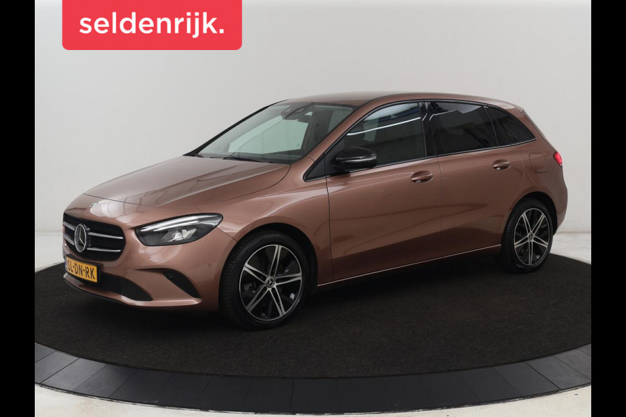 Mercedes-Benz B-Klasse 250e Urban Night | Adaptive cruise | Stoelverwarming | Camera | Carplay | Sfeerverlichting | Half leder | Full LED | Widescreen | Park Assist | Navigatie | PHEV | Plug In