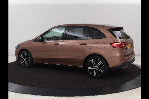 Mercedes-Benz B-Klasse 250e Urban Night | Adaptive cruise | Stoelverwarming | Camera | Carplay | Sfeerverlichting | Half leder | Full LED | Widescreen | Park Assist | Navigatie | PHEV | Plug In