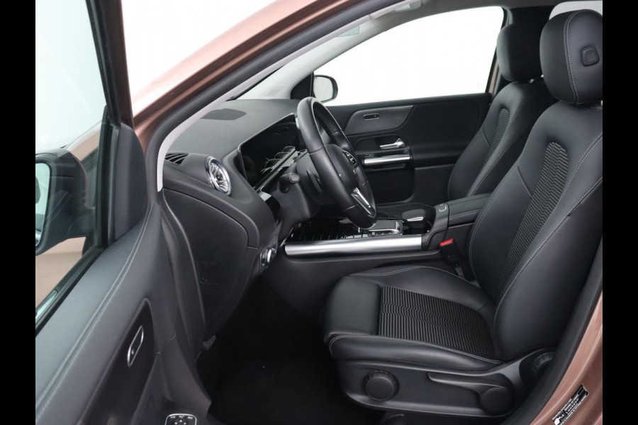 Mercedes-Benz B-Klasse 250e Urban Night | Adaptive cruise | Stoelverwarming | Camera | Carplay | Sfeerverlichting | Half leder | Full LED | Widescreen | Park Assist | Navigatie | PHEV | Plug In
