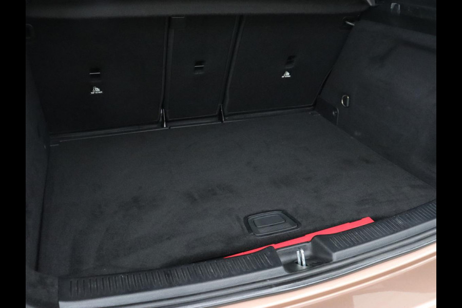 Mercedes-Benz B-Klasse 250e Urban Night | Adaptive cruise | Stoelverwarming | Camera | Carplay | Sfeerverlichting | Half leder | Full LED | Widescreen | Park Assist | Navigatie | PHEV | Plug In