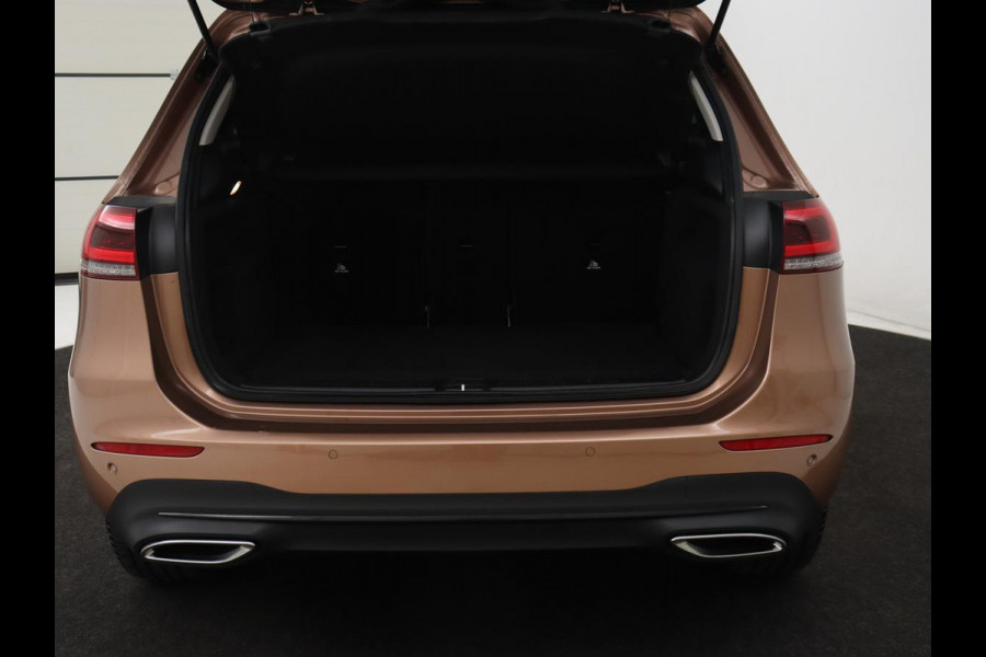 Mercedes-Benz B-Klasse 250e Urban Night | Adaptive cruise | Stoelverwarming | Camera | Carplay | Sfeerverlichting | Half leder | Full LED | Widescreen | Park Assist | Navigatie | PHEV | Plug In