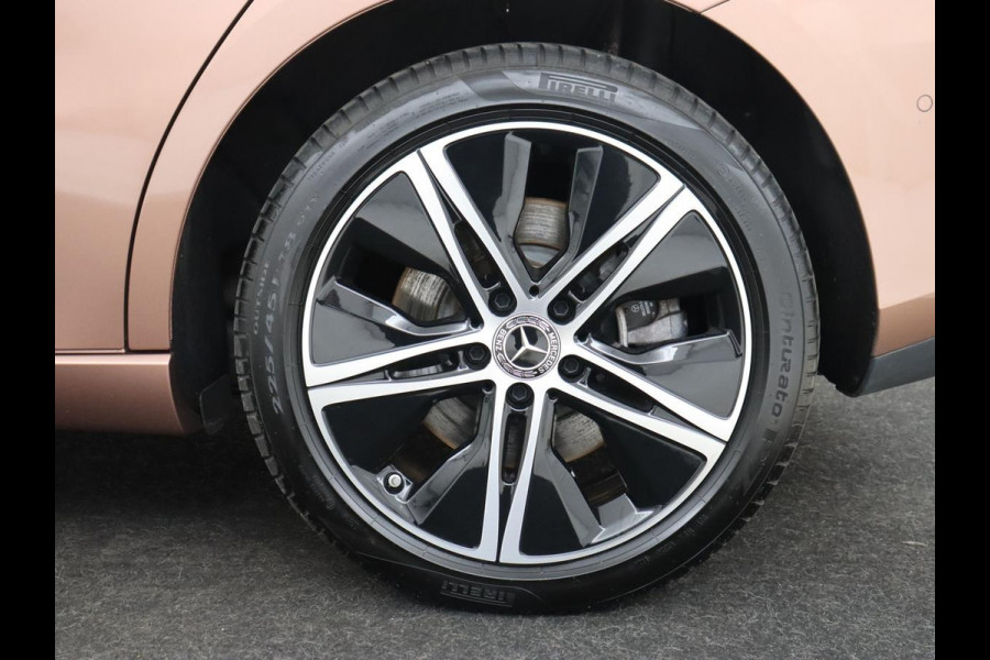 Mercedes-Benz B-Klasse 250e Urban Night | Adaptive cruise | Stoelverwarming | Camera | Carplay | Sfeerverlichting | Half leder | Full LED | Widescreen | Park Assist | Navigatie | PHEV | Plug In