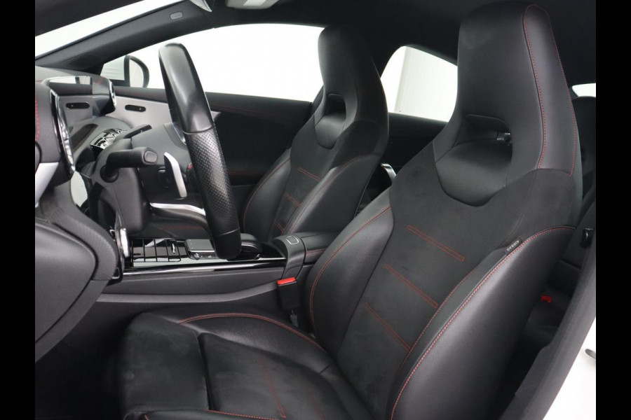 Mercedes-Benz CLA-Klasse 180 AMG | Carplay | Stoelverwarming | Camera | Navigatie | Leder/Alcantara | Sfeerverlichting | Park Assist | Full LED | Widescreen | Climate control | Sportstoelen | Cruise control