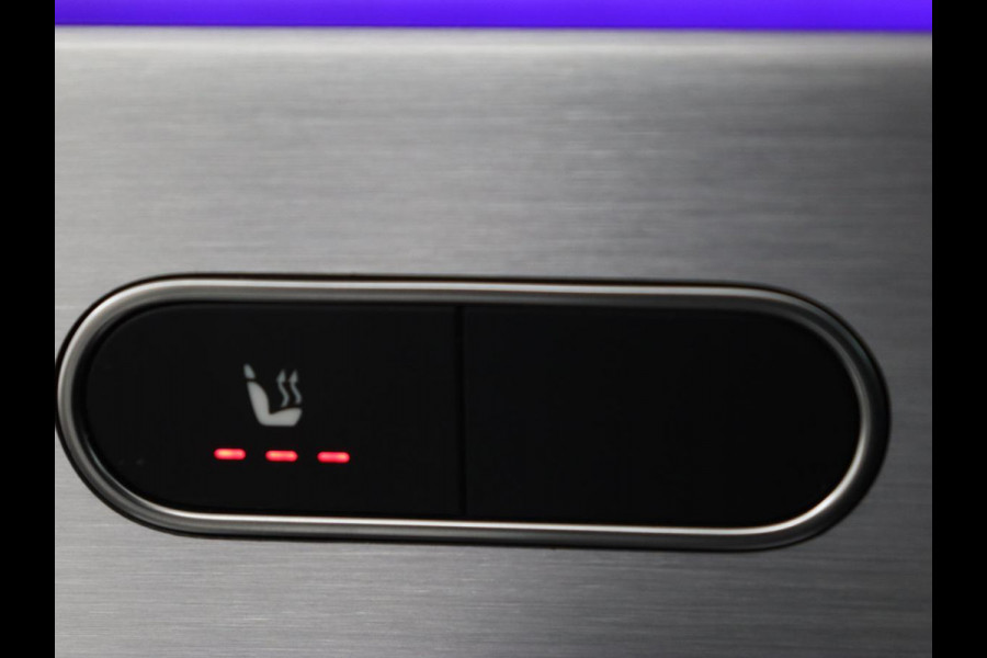 Mercedes-Benz CLA-Klasse 180 AMG | Carplay | Stoelverwarming | Camera | Navigatie | Leder/Alcantara | Sfeerverlichting | Park Assist | Full LED | Widescreen | Climate control | Sportstoelen | Cruise control