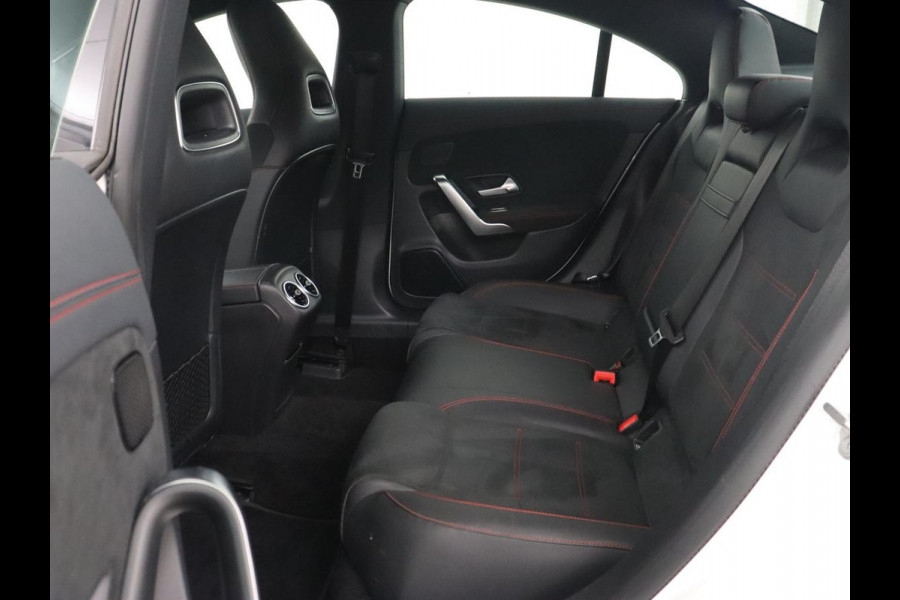 Mercedes-Benz CLA-Klasse 180 AMG | Carplay | Stoelverwarming | Camera | Navigatie | Leder/Alcantara | Sfeerverlichting | Park Assist | Full LED | Widescreen | Climate control | Sportstoelen | Cruise control