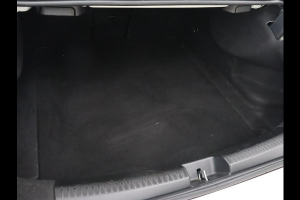 Mercedes-Benz CLA-Klasse 180 AMG | Carplay | Stoelverwarming | Camera | Navigatie | Leder/Alcantara | Sfeerverlichting | Park Assist | Full LED | Widescreen | Climate control | Sportstoelen | Cruise control