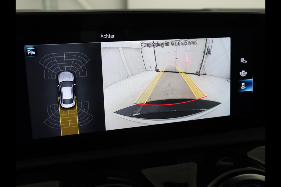 Mercedes-Benz CLA-Klasse 180 AMG | Carplay | Stoelverwarming | Camera | Navigatie | Leder/Alcantara | Sfeerverlichting | Park Assist | Full LED | Widescreen | Climate control | Sportstoelen | Cruise control