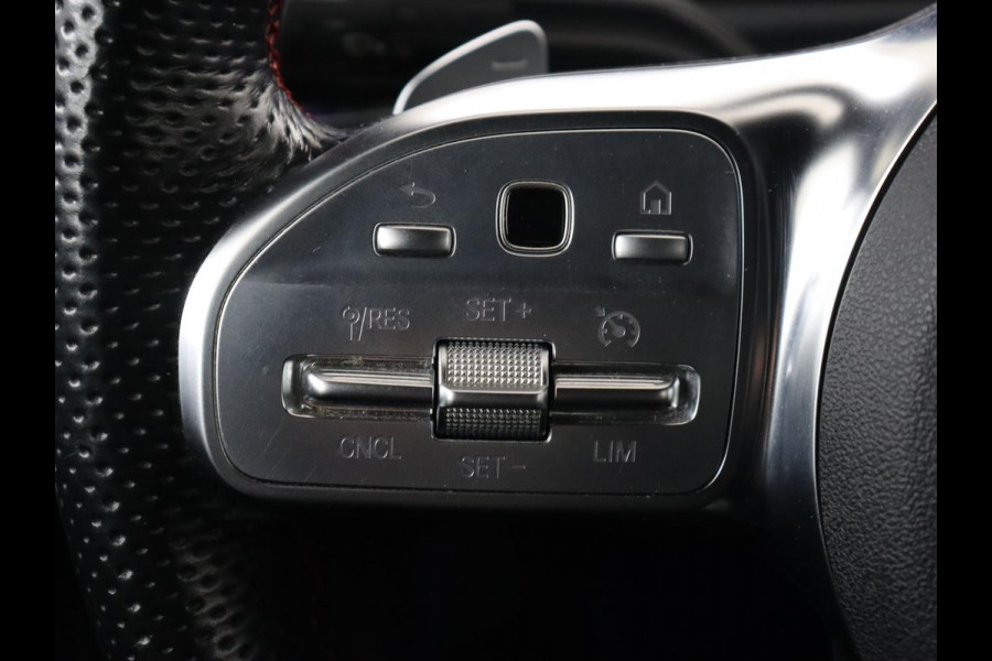 Mercedes-Benz CLA-Klasse 180 AMG | Carplay | Stoelverwarming | Camera | Navigatie | Leder/Alcantara | Sfeerverlichting | Park Assist | Full LED | Widescreen | Climate control | Sportstoelen | Cruise control