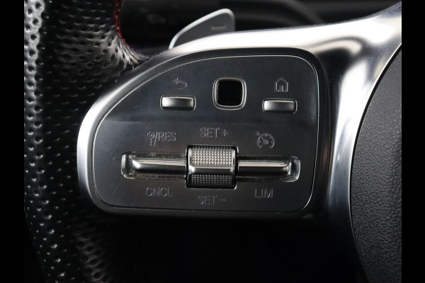 Mercedes-Benz CLA-Klasse 180 AMG | Carplay | Stoelverwarming | Camera | Navigatie | Leder/Alcantara | Sfeerverlichting | Park Assist | Full LED | Widescreen | Climate control | Sportstoelen | Cruise control