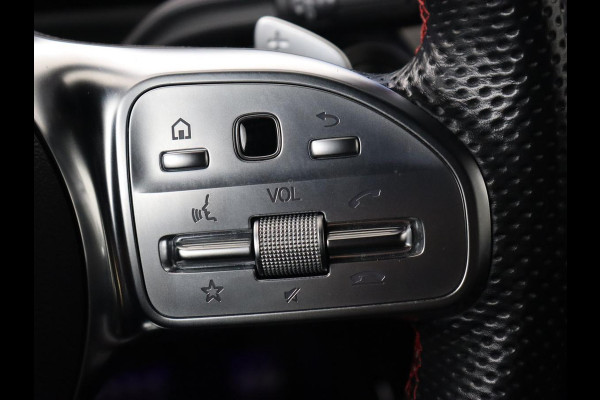 Mercedes-Benz CLA-Klasse 180 AMG | Carplay | Stoelverwarming | Camera | Navigatie | Leder/Alcantara | Sfeerverlichting | Park Assist | Full LED | Widescreen | Climate control | Sportstoelen | Cruise control